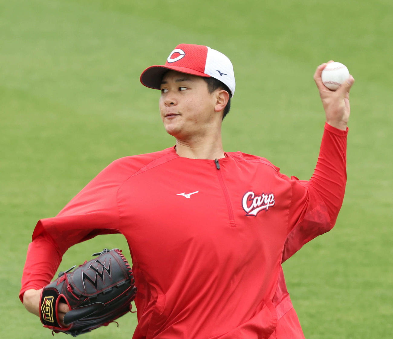 キャッチボールをする広島ドラフト2位の森（撮影・加藤孝規）