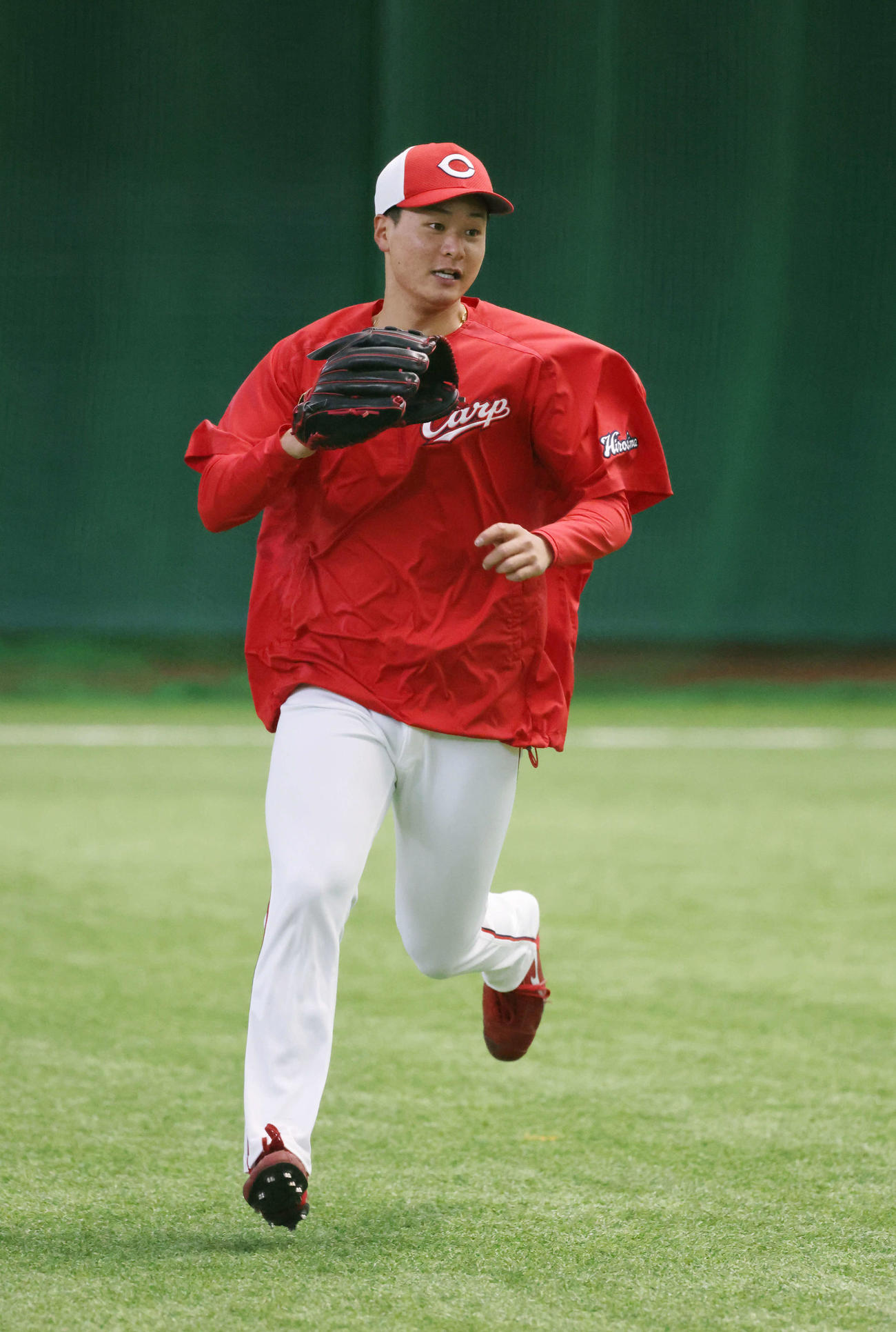 投内連携の練習を行う広島ドラフト2位の森（撮影・加藤孝規）