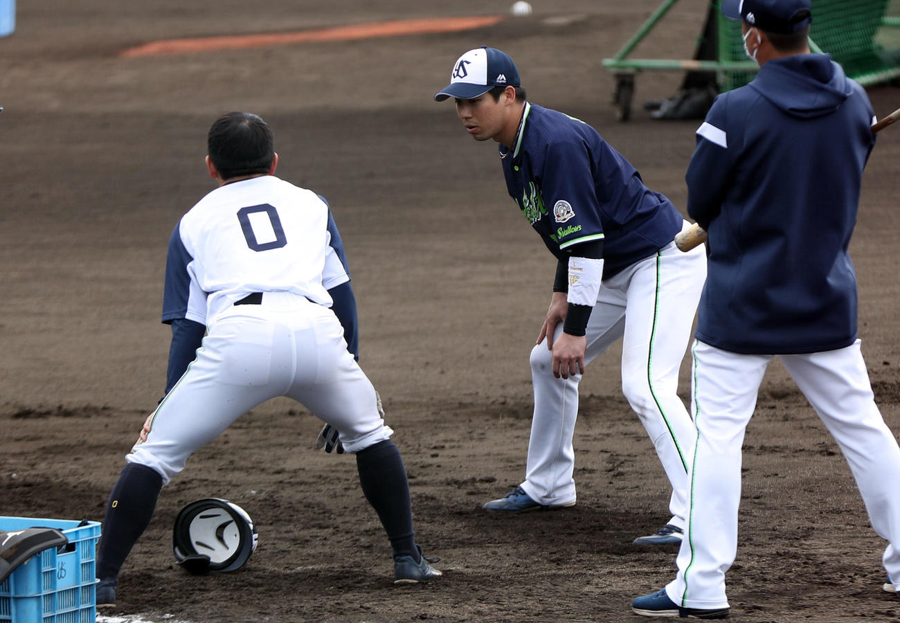 並木（左）に走塁指導をする山田（撮影・狩俣裕三）