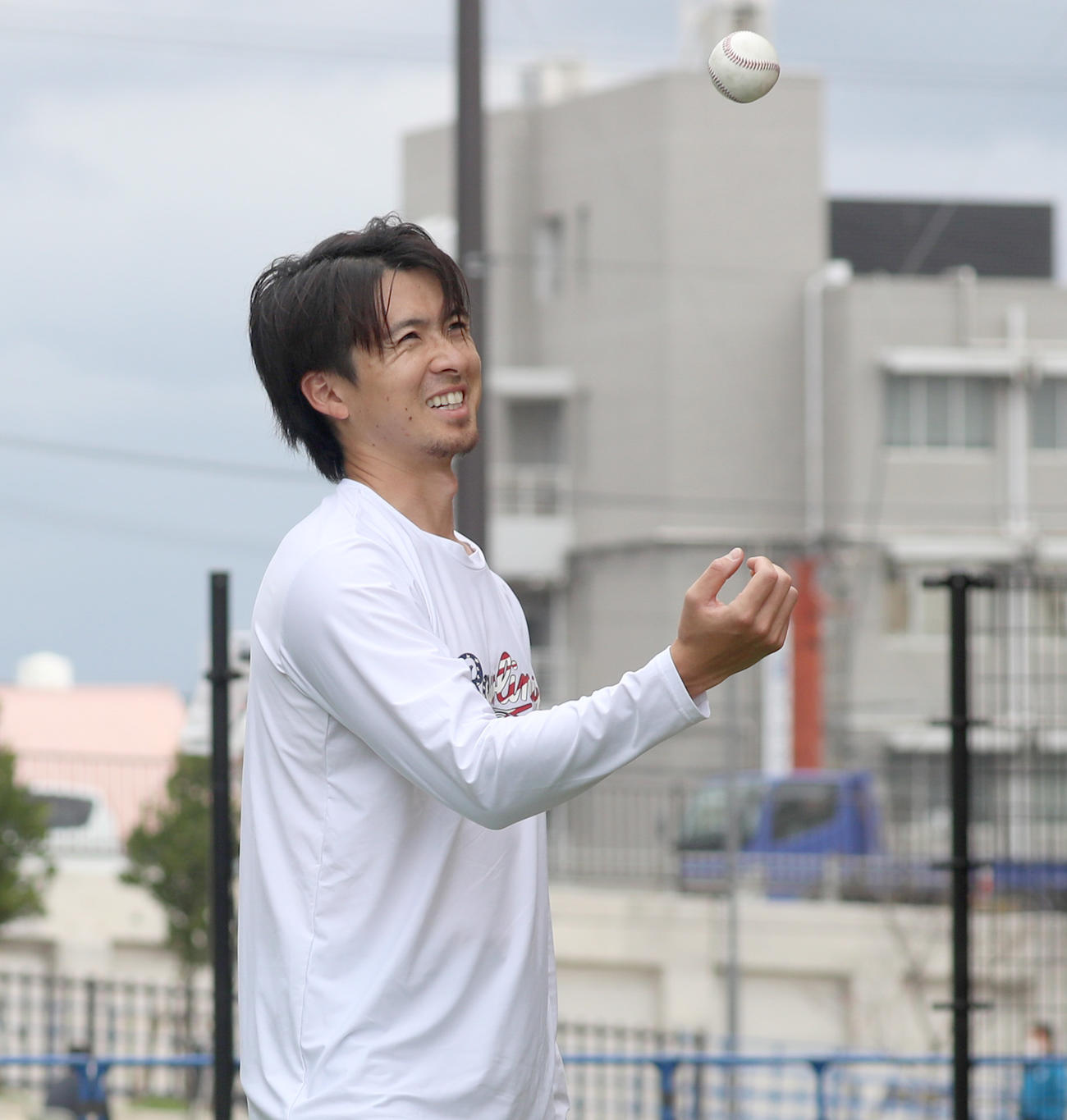 ブルペンで投球を終え笑顔の日本ハム上沢（撮影・佐藤翔太）