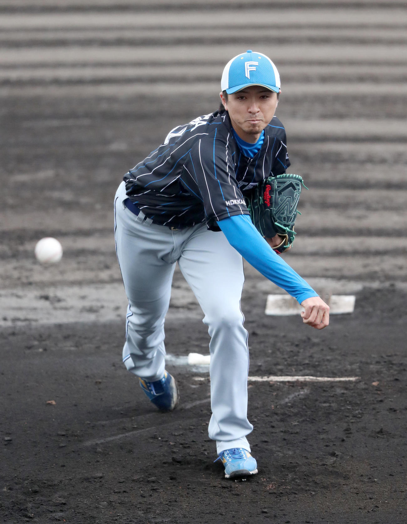 投内連係をする日本ハム上沢（撮影・佐藤翔太）
