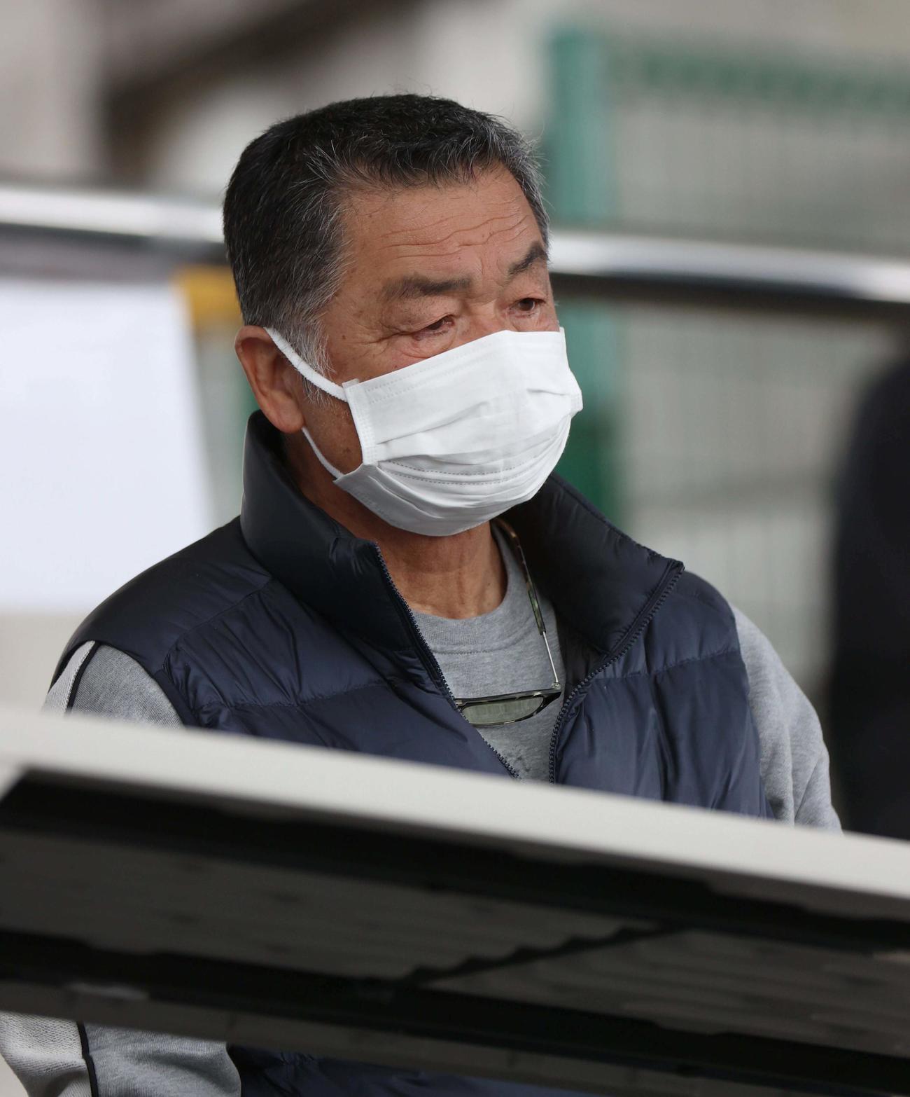 阪神キャンプを視察する阪神川藤OB会長（撮影・上田博志）
