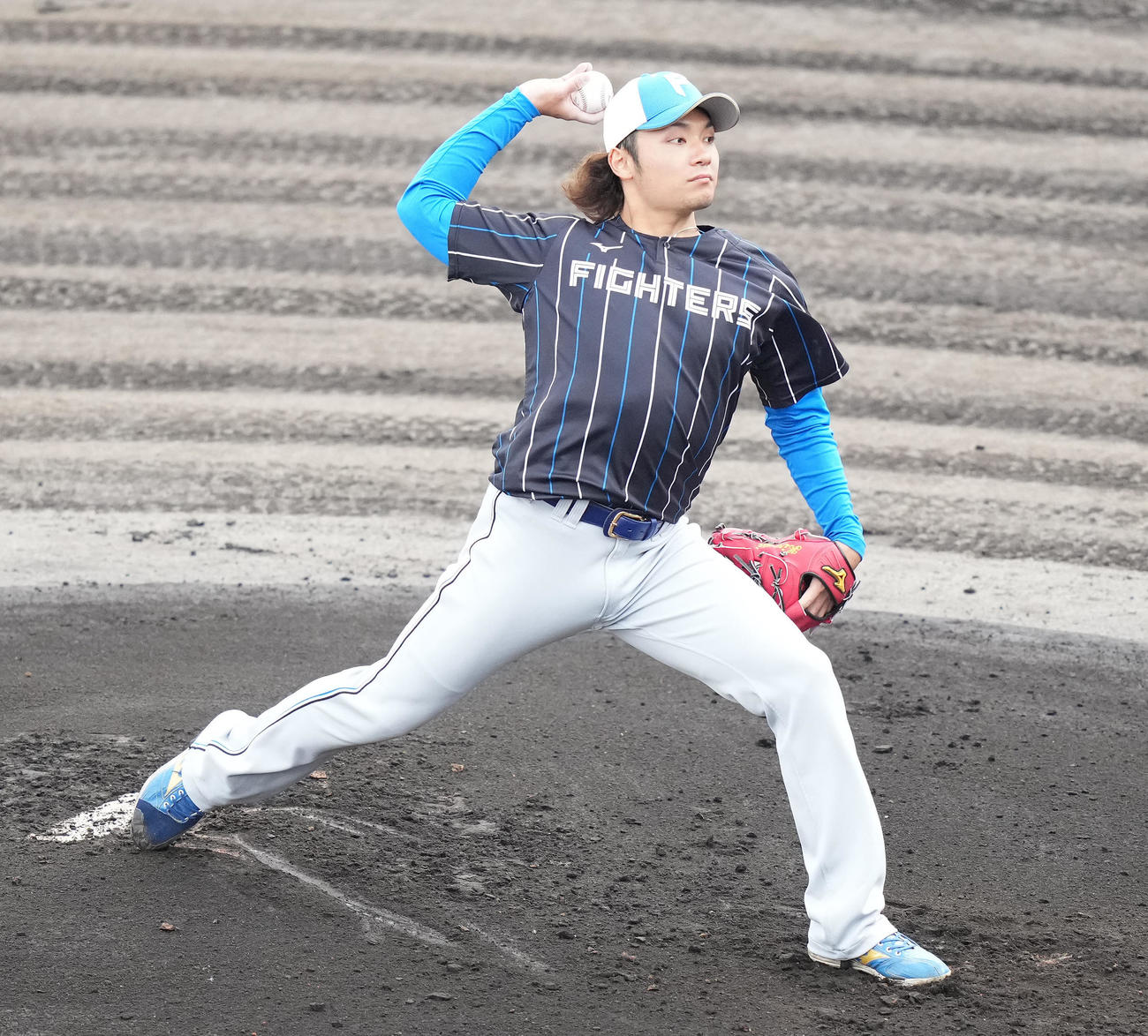投内連携する日本ハム伊藤（撮影・鈴木みどり）