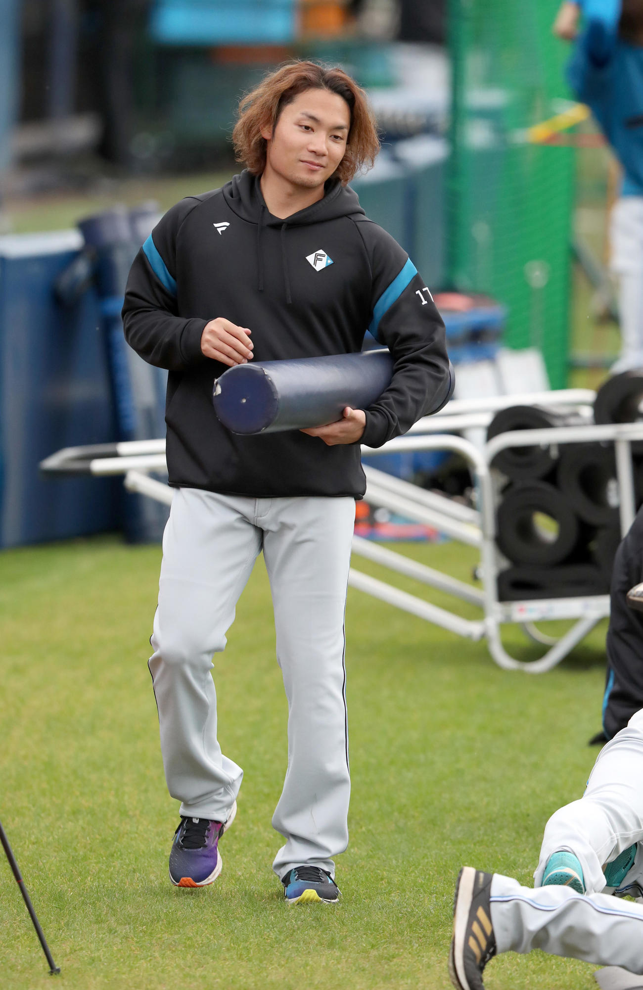 球場入りする日本ハム伊藤（撮影・佐藤翔太）