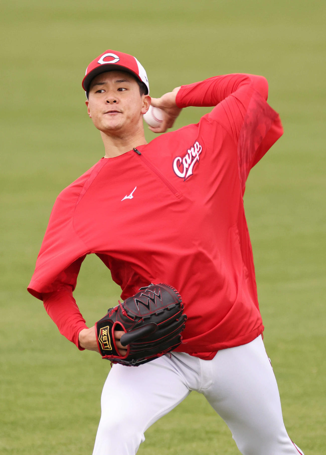 キャッチボールをする広島ドラフト2位の森（撮影・加藤孝規）