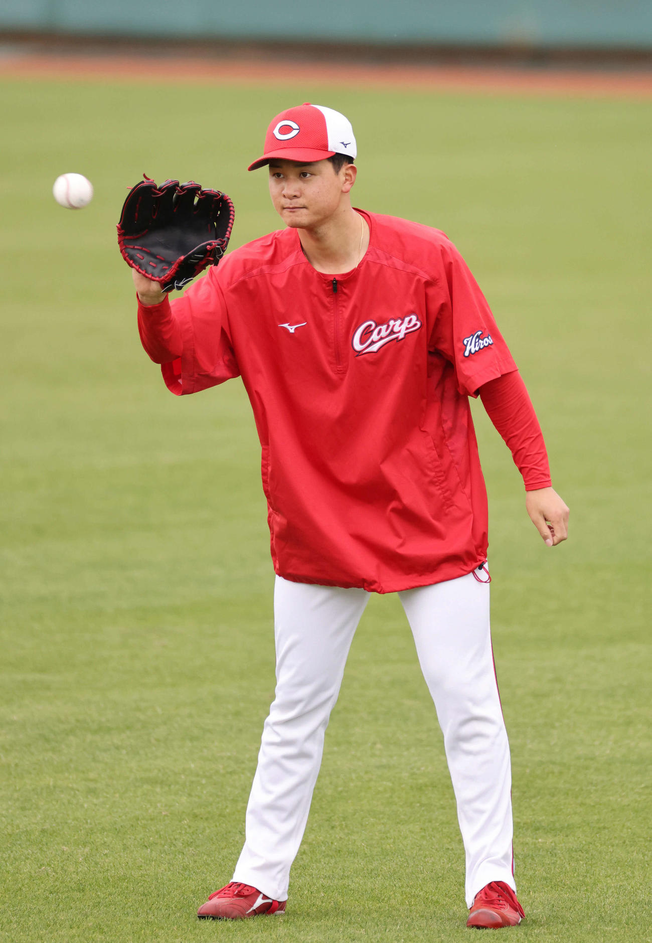 キャッチボールをする広島ドラフト2位の森（撮影・加藤孝規）