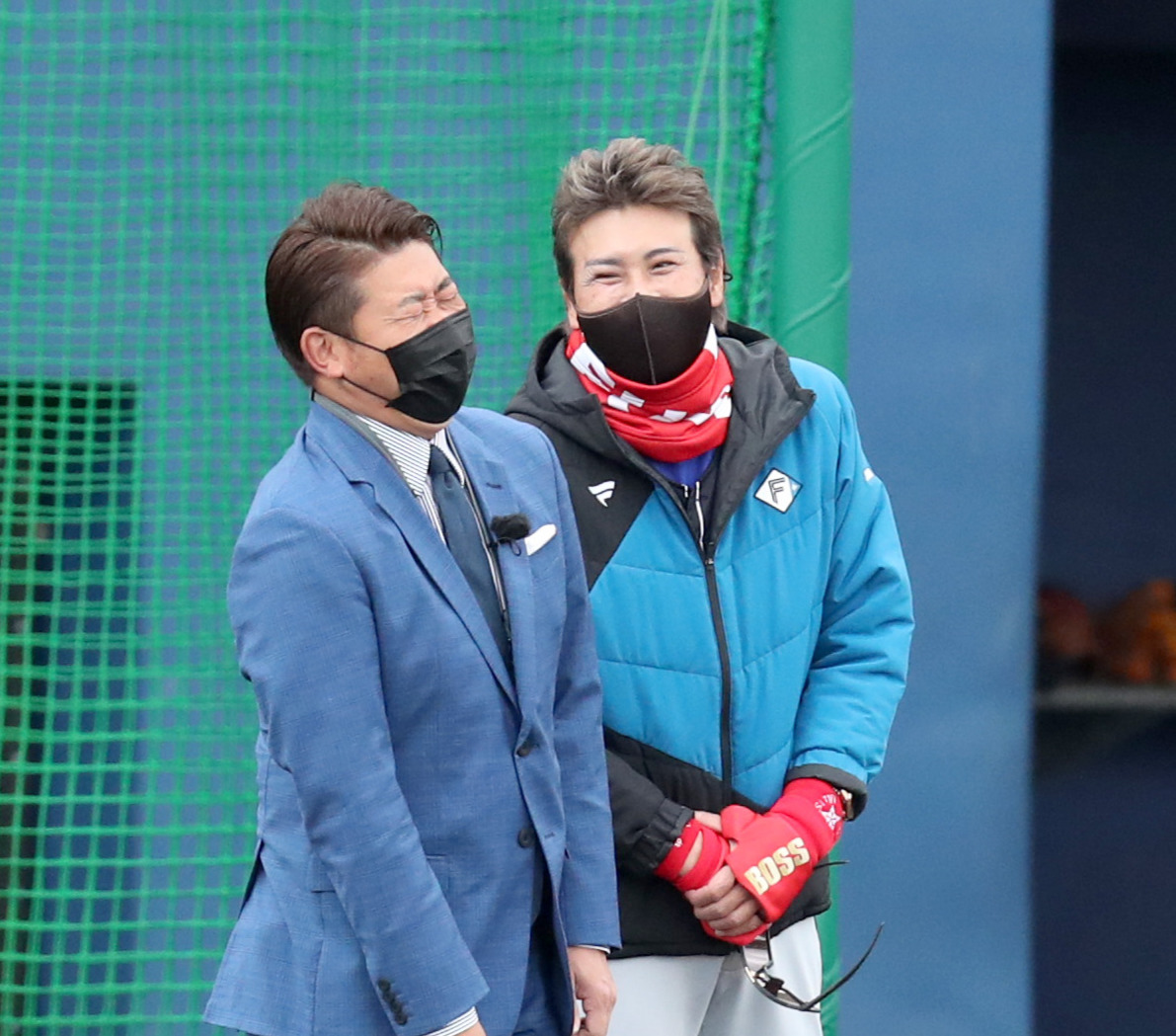 談笑する松坂氏（左手前）と日本ハム新庄監督（撮影・佐藤翔太）