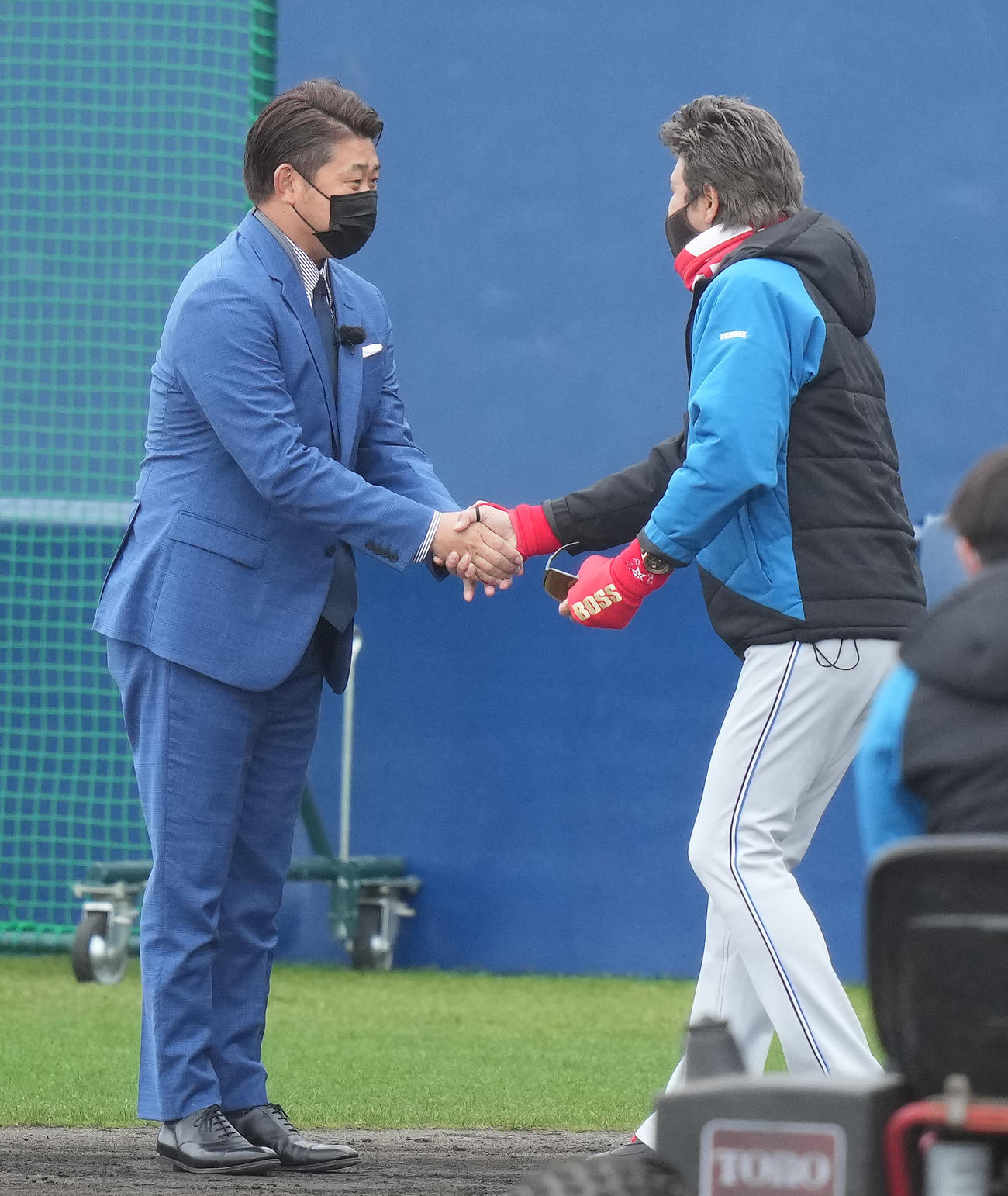 松坂氏（左）と握手を交わす日本ハム新庄監督（撮影・鈴木みどり）