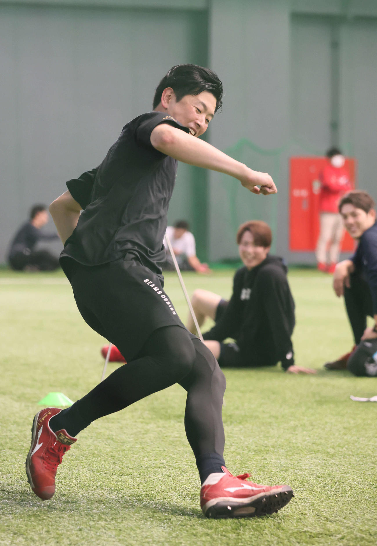 往復運動でタイムなどを計測する広島大瀬良。右から2人目は森下。右は九里（撮影・加藤孝規）