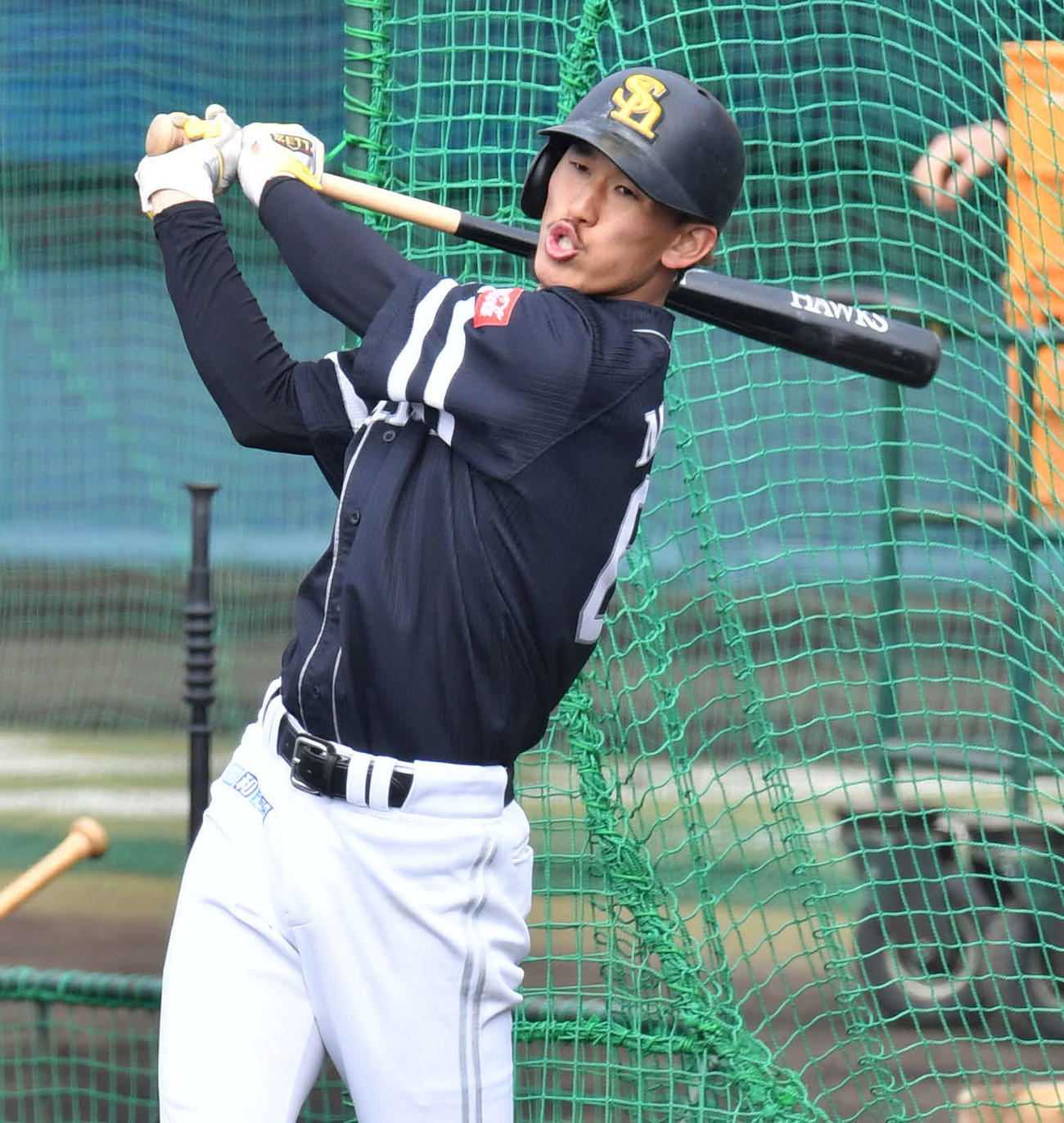 打撃練習を行う三森（撮影・岩下翔太）