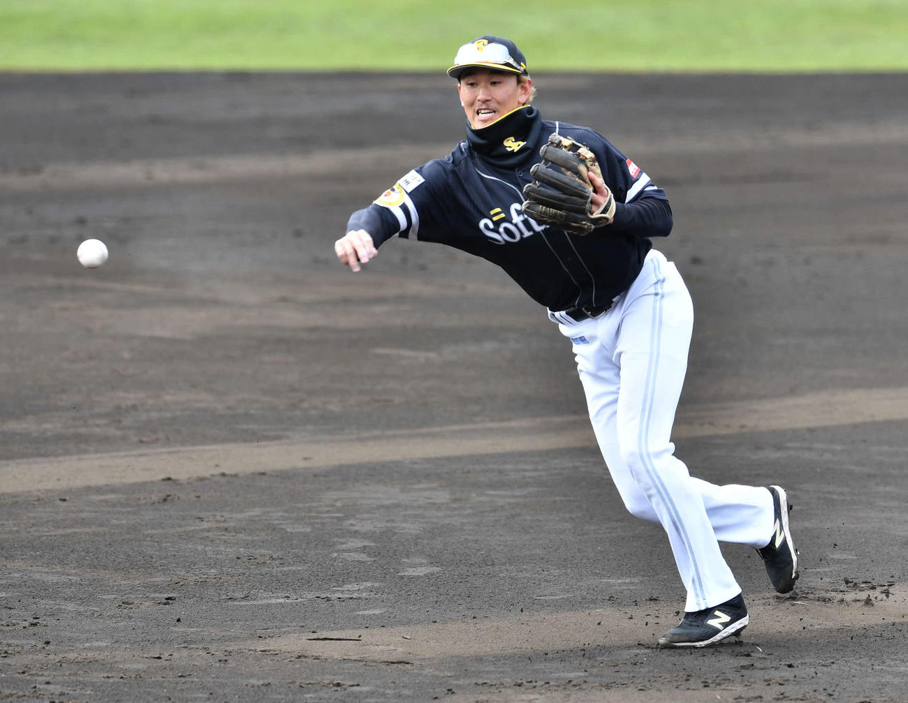 守備練習を行う三森（撮影・岩下翔太）
