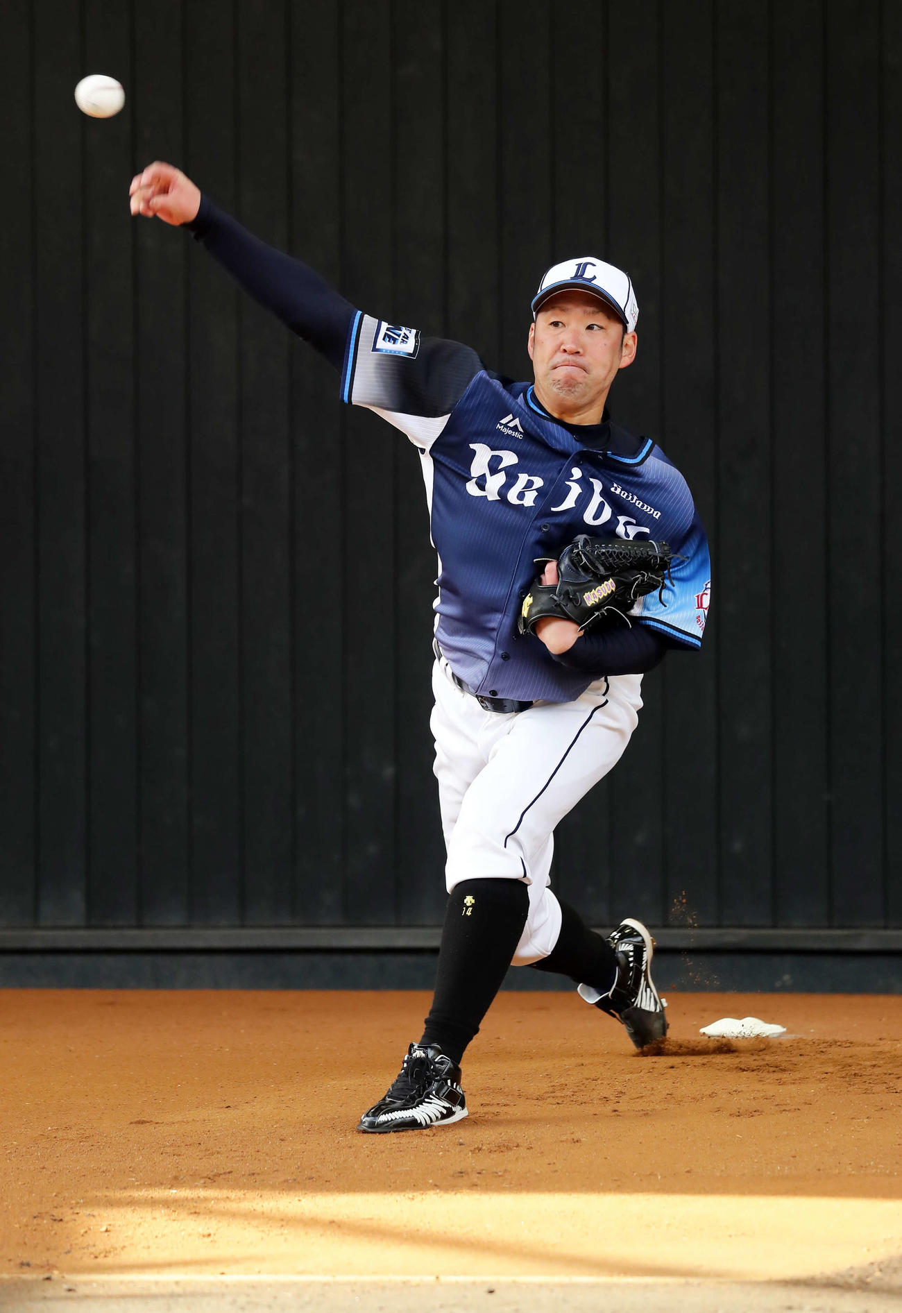 西武春季キャンプ、ブルペン投球する増田達至（2022年2月7日撮影）