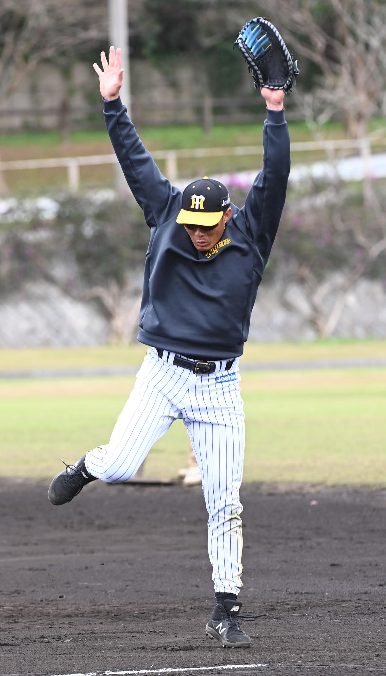 一塁でノックを受ける阪神糸井（撮影・前岡正明）