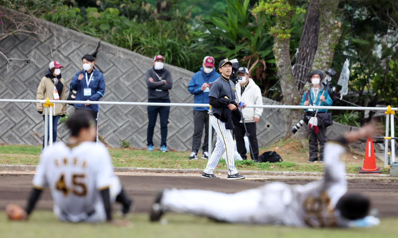 デスノックを終え涼しい顔の矢野燿大監督。手前はグロッキー気味の小野寺暖（右）と遠藤成（撮影・加藤哉）