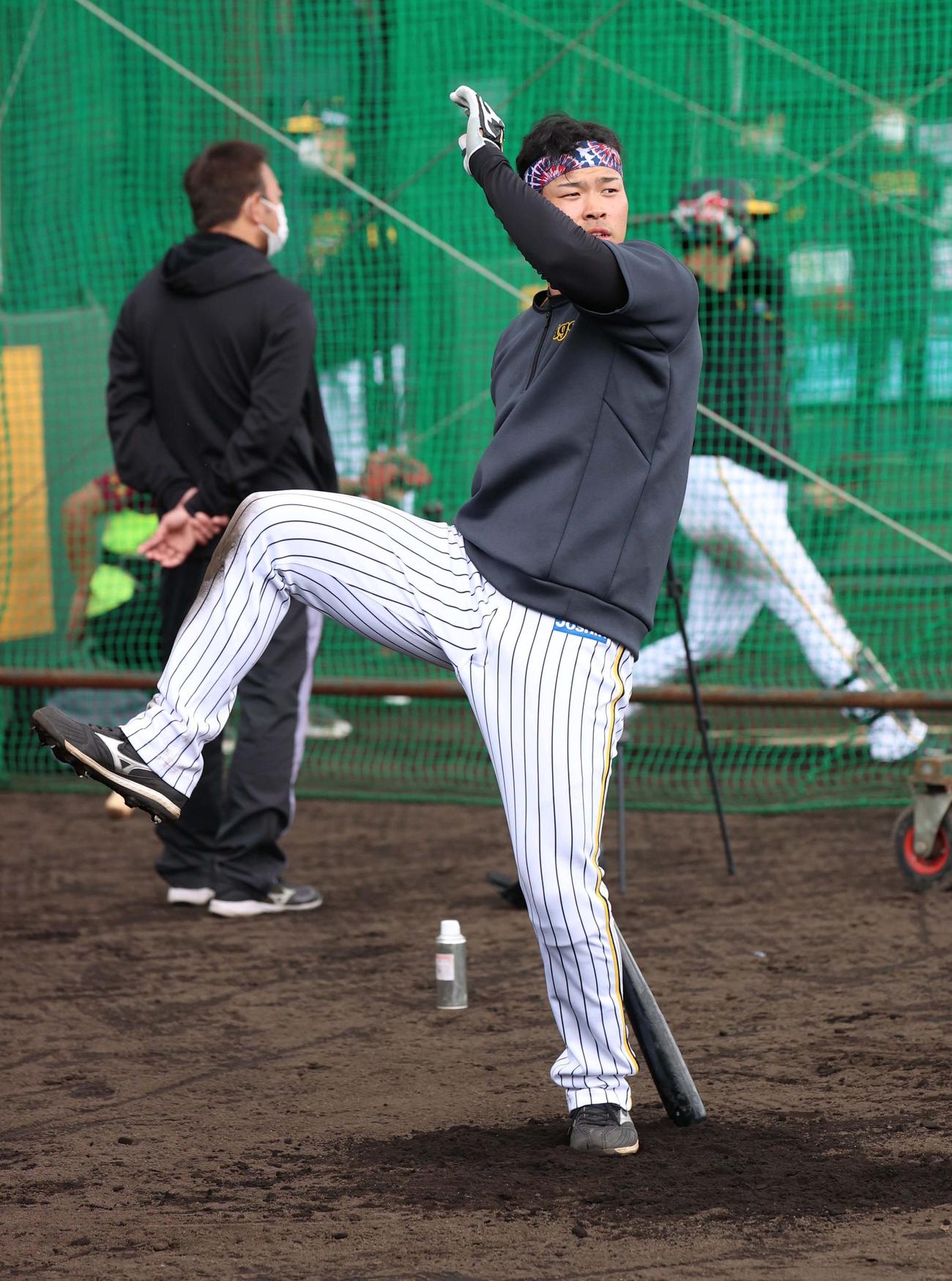 打撃練習をする佐藤輝は右足を跳ね上げフルスイングする（撮影・上田博志）