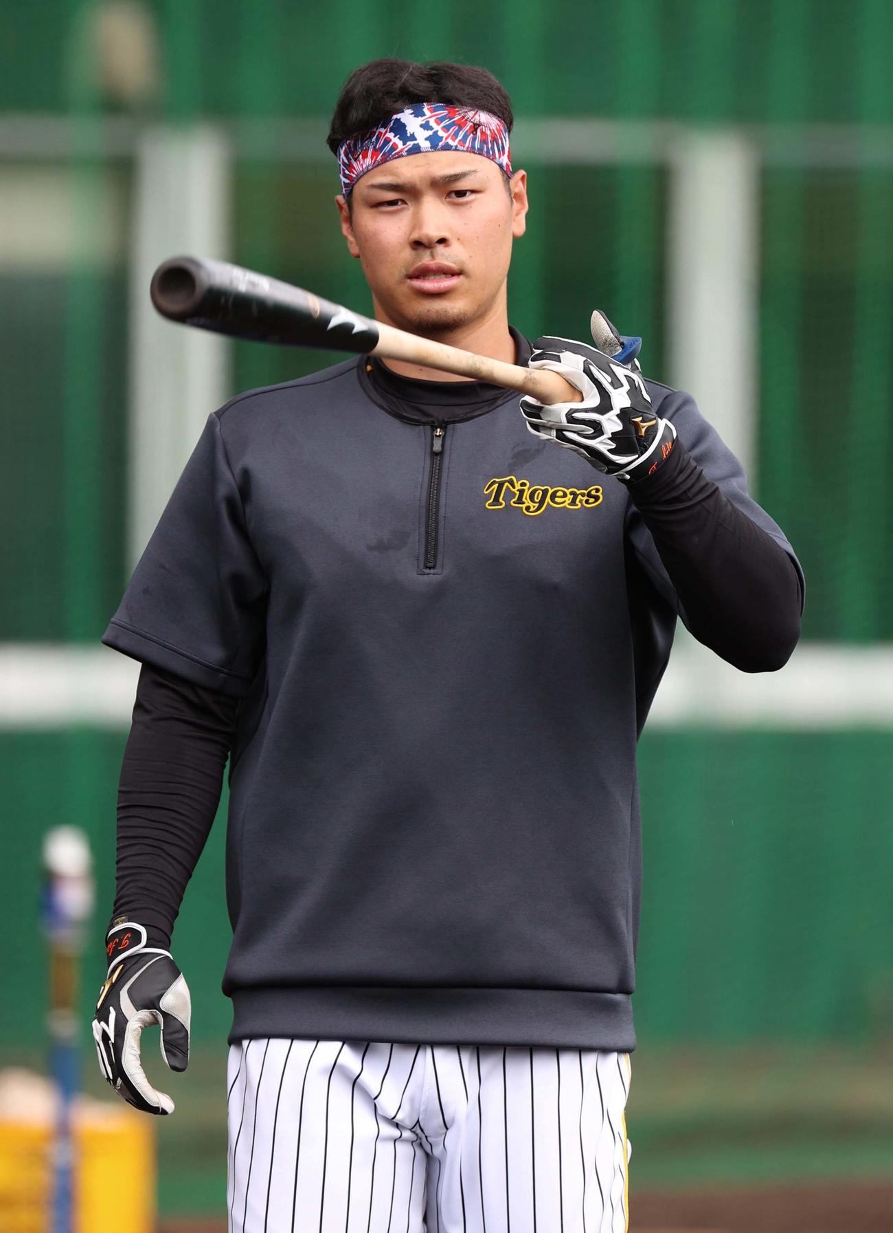バットを回しながら打撃練習へ向かう佐藤輝（撮影・上田博志）