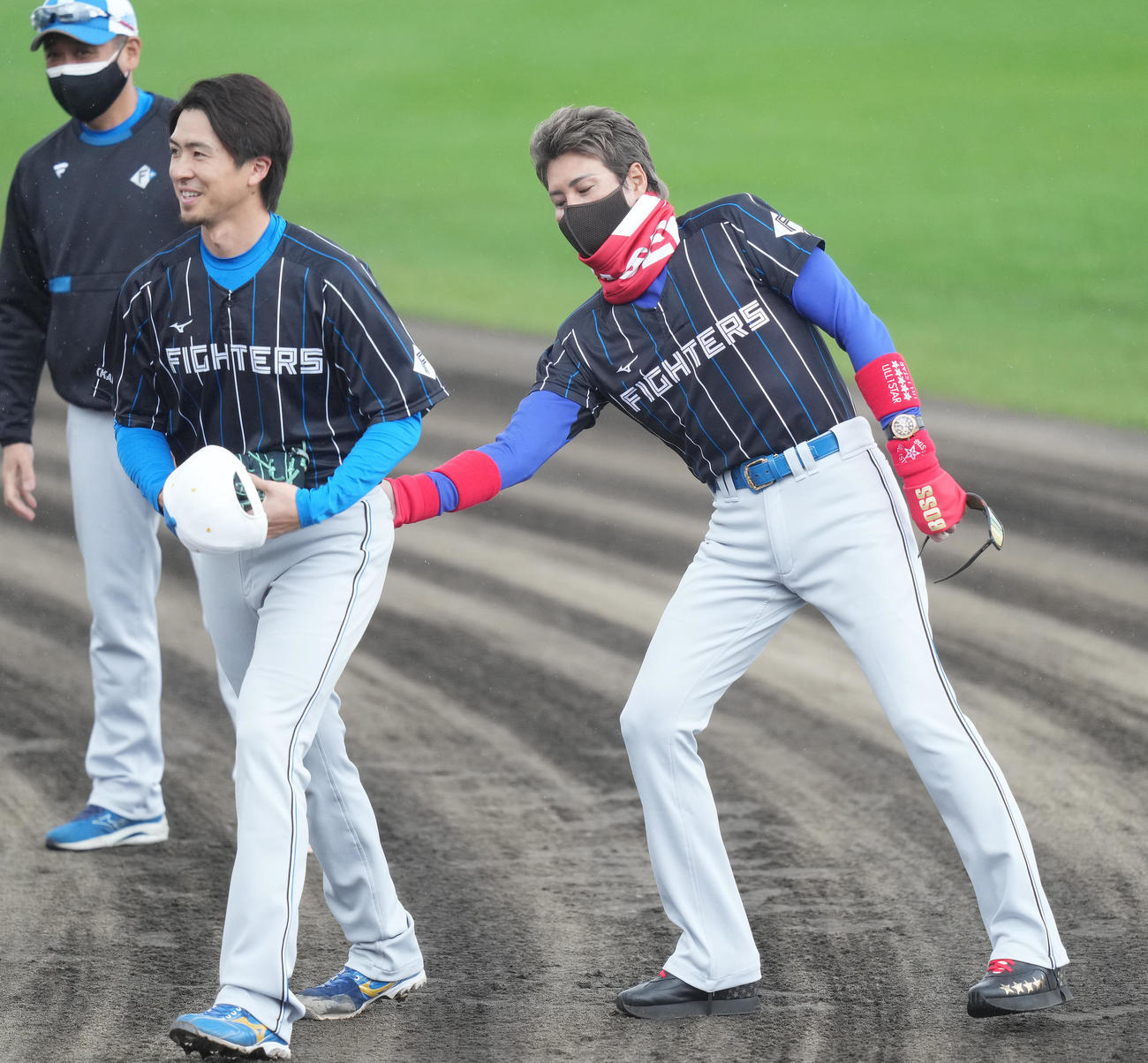 1軍に合流した上沢（左手前）にタッチする日本ハム新庄監督（撮影・鈴木みどり）