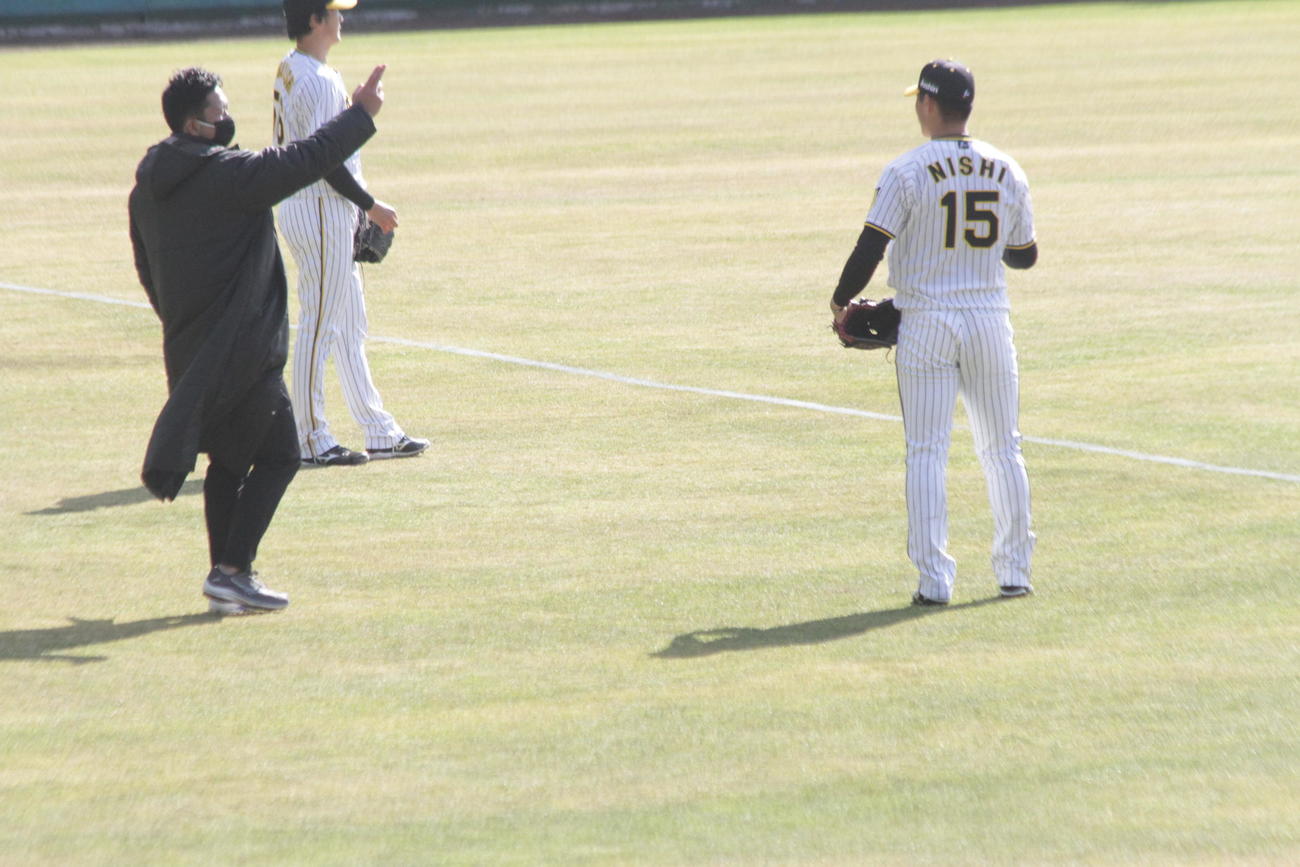 阪神藤川SAはキャッチボールを行う西純に助言する