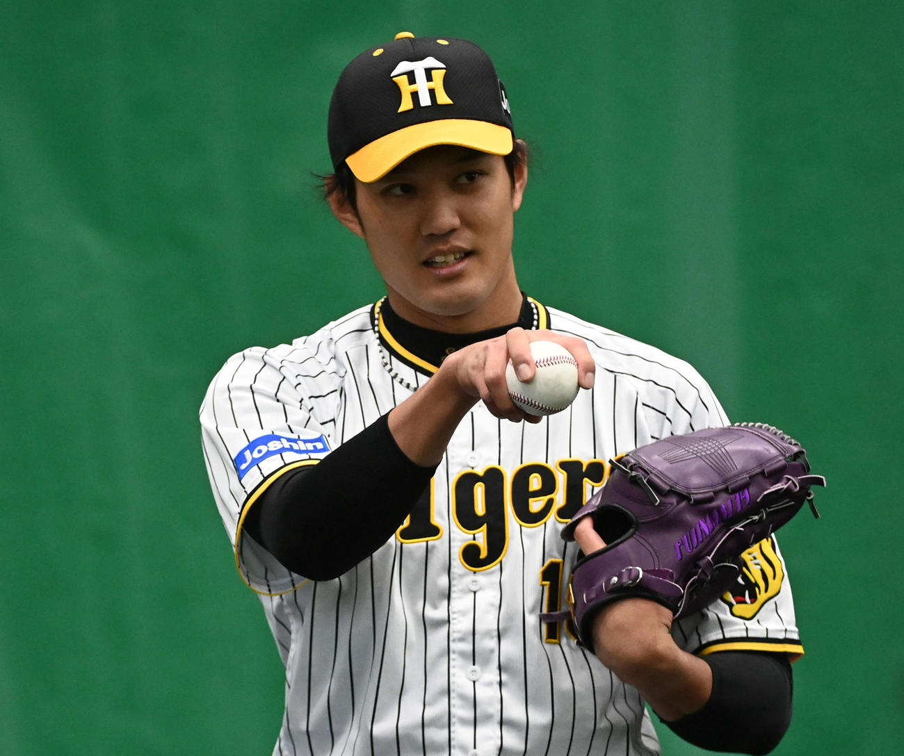 ブルペンで投球練習を行う藤浪（撮影・前岡正明）
