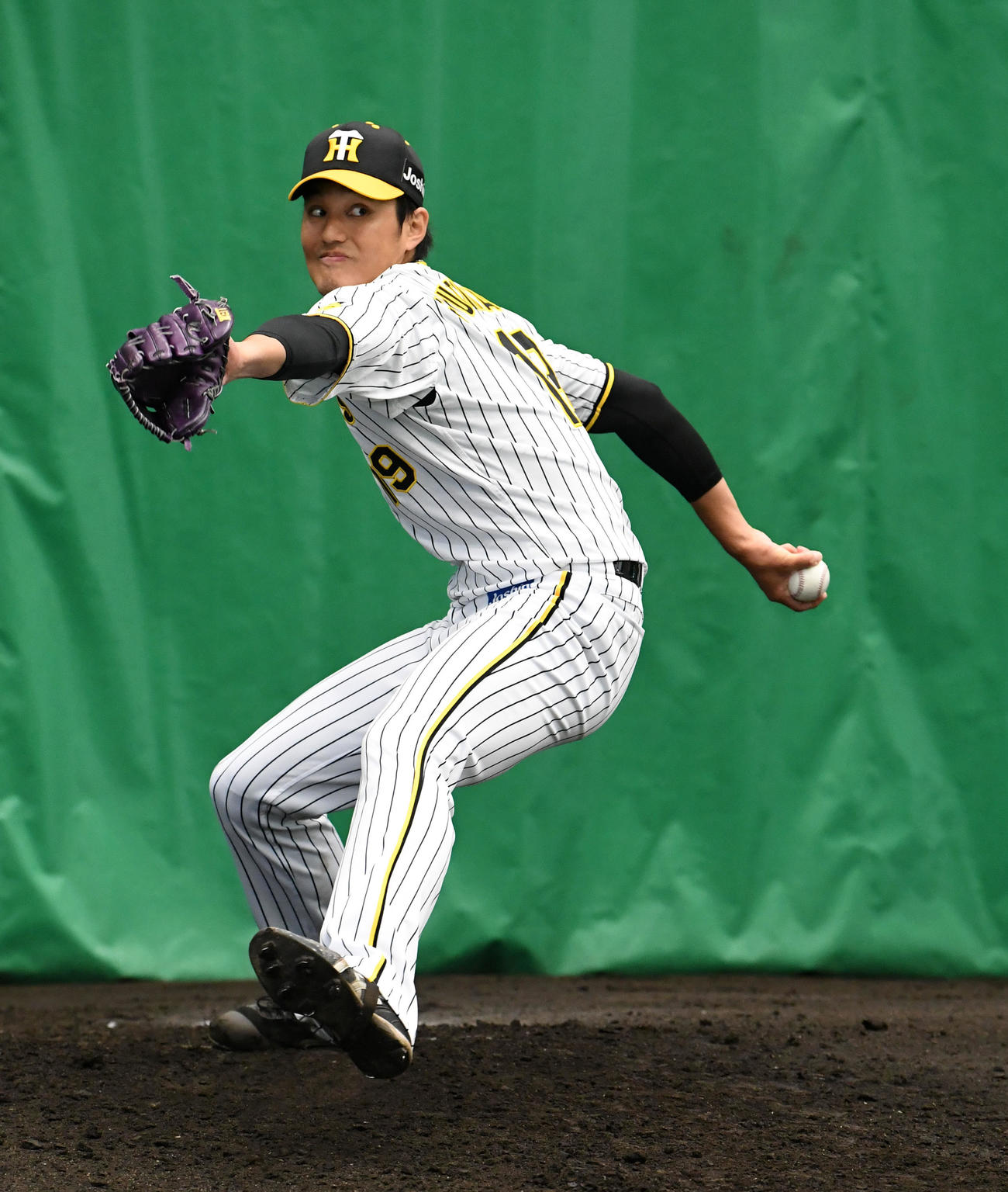 ブルペンで投球練習を行う藤浪（撮影・前岡正明）