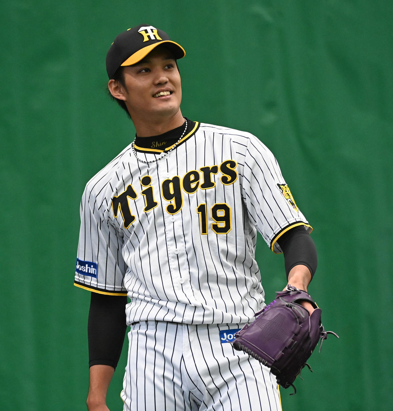 ブルペンで笑顔を見せる藤浪（撮影・前岡正明）