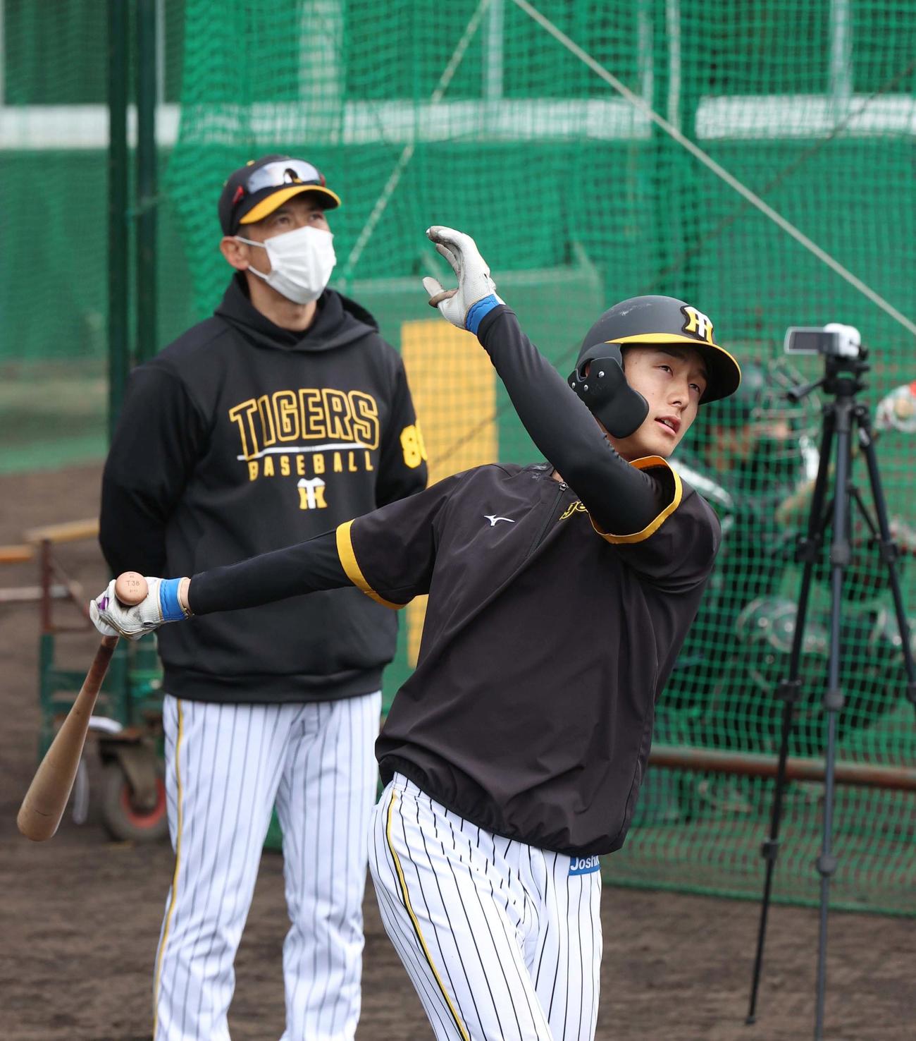 打撃練習をする小幡。左は矢野監督（撮影・上田博志）