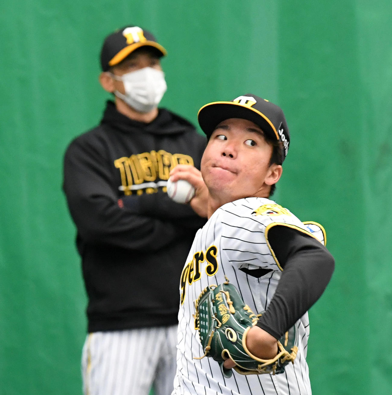 矢野監督の見守る中、ブルペンで投球練習を行う村上（撮影・前岡正明）