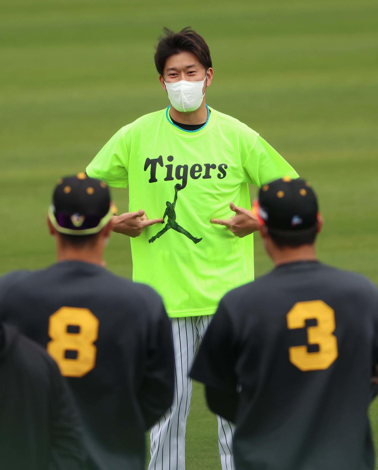 1日主将あいさつでTシャツを披露する岩貞（撮影・上田博志）