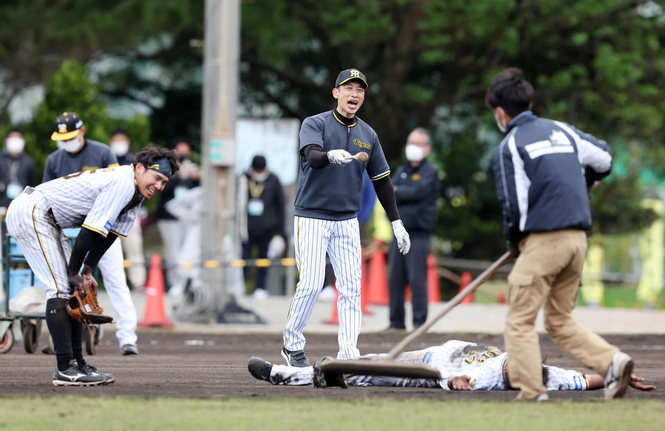 デスノックを終え小野寺（右）、遠藤（左）に声をかける矢野監督（撮影・加藤哉）