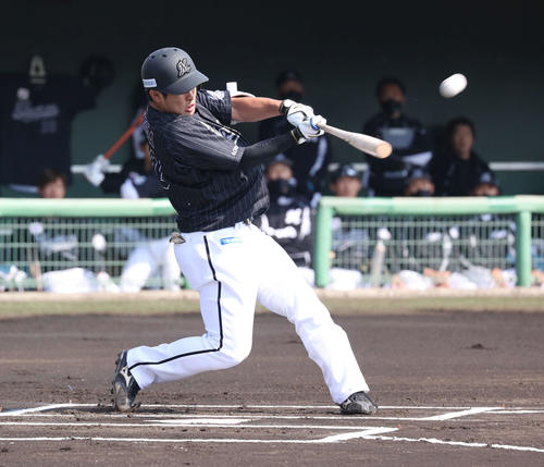 1回表ロッテ無死、池田来翔はソロ本塁打を放つ（撮影・渦原淳）＝2022年2月21日、宮崎市清武
