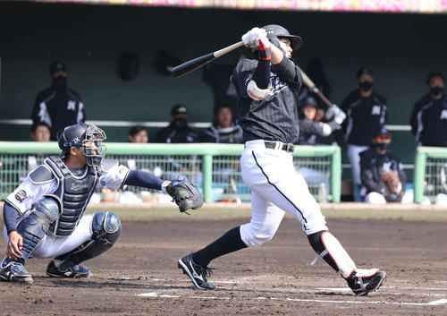 2回表ロッテ無死、安田尚憲はソロ本塁打を放つ（撮影・渦原淳）＝2022年2月21日、宮崎市清武
