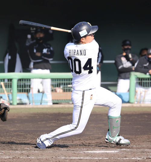 7回裏オリックス2死、平野大和はソロ本塁打を放つ（撮影・渦原淳）＝2022年2月21日、宮崎市清武