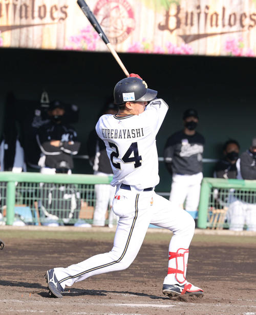 オリックス対ロッテ　8回裏オリックス1死、紅林はソロ本塁打を放つ（撮影・渦原淳）