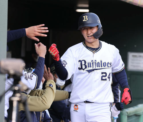 8回裏オリックス1死、紅林弘太郎はソロ本塁打を放つ笑顔を見せ生還する（撮影・渦原淳）＝2022年2月21日、宮崎市清武