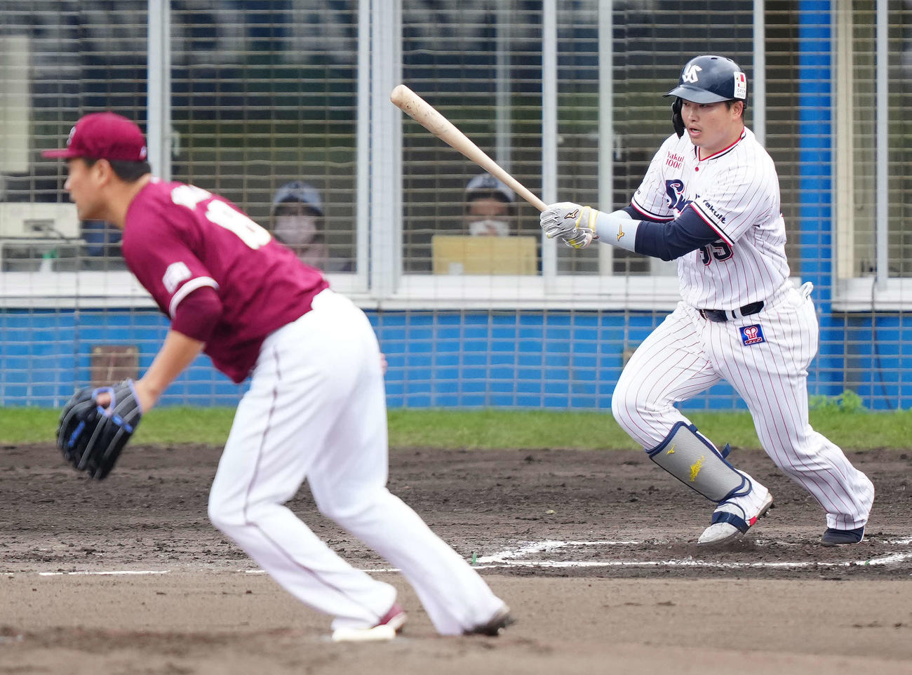 ヤクルト対楽天　1回裏ヤクルト2死一塁、一ゴロに倒れる村上。投手田中将（撮影・江口和貴）