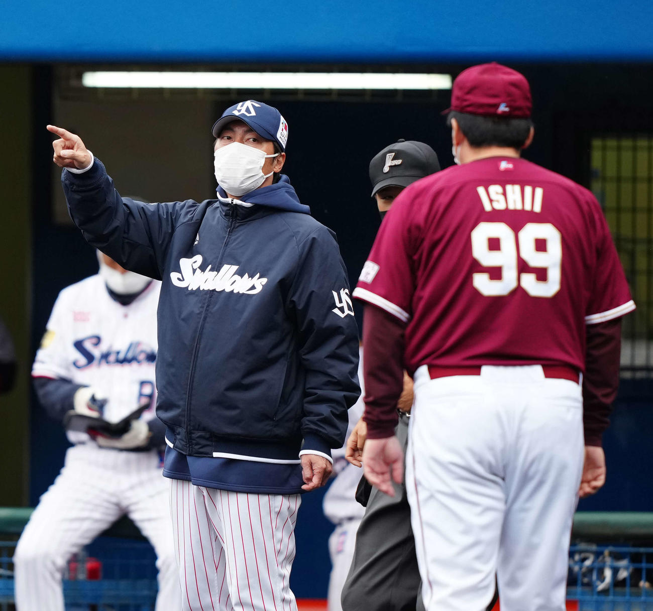 ヤクルト対楽天　8回表開始前、選手交代を告げるヤクルト高津監督（左）。右は楽天石井GM兼監督（撮影・江口和貴）