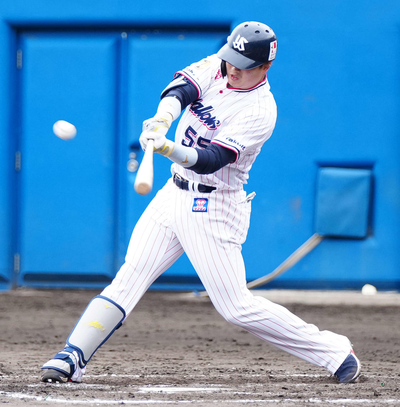 ヤクルト対楽天　4回裏ヤクルト1死、左中間にソロ本塁打を放つ村上（撮影・江口和貴）