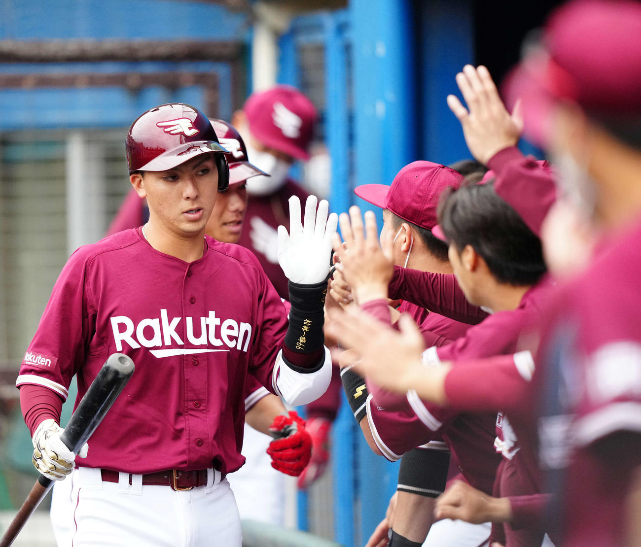 ヤクルト対楽天　9回表楽天1死二、三塁、中犠飛を放ちチームメートとタッチをかわす村林（左）（撮影・江口和貴）