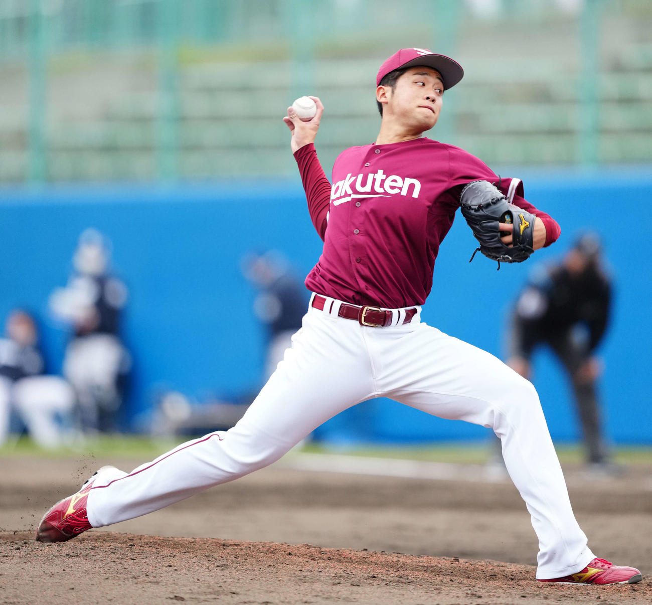 ヤクルト対楽天　楽天5番手の小峯（撮影・江口和貴）