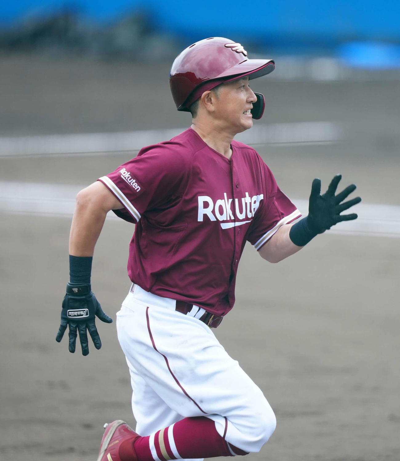 ヤクルト対楽天　3回表楽天1死三塁、先制犠飛を放ちベンチに引き揚げる川島（撮影・江口和貴）