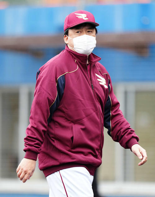 ヤクルト対楽天　5回裏開始前、選手交代を告げた楽天石井GM兼監督（撮影・江口和貴）