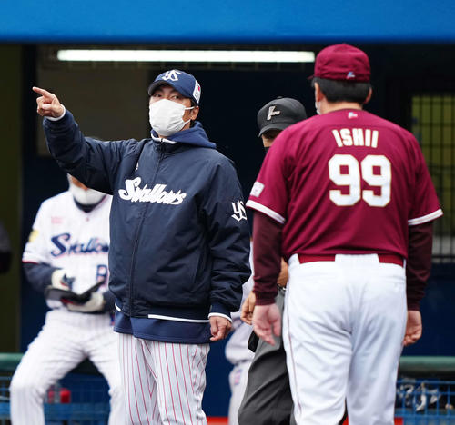 ヤクルト対楽天　8回表開始前、選手交代を告げるヤクルト高津監督（左）。右は楽天石井GM兼監督（撮影・江口和貴）
