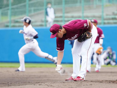 ヤクルト対楽天　4回裏ヤクルト1死、村上（後方左）にソロ本塁打を浴びる安楽（撮影・江口和貴）