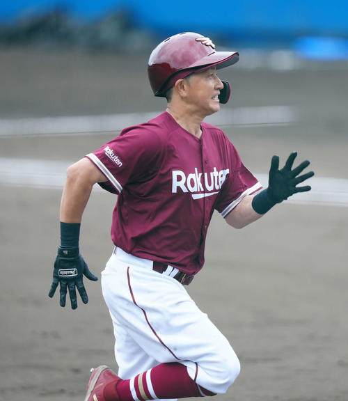 ヤクルト対楽天　3回表楽天1死三塁、先制犠飛を放ちベンチに引き揚げる川島（撮影・江口和貴）