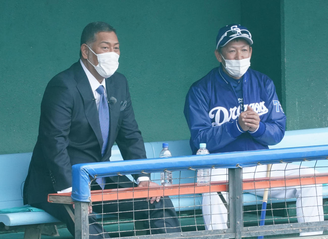 立浪監督（右）と言葉を交わす清原和博氏（左）（撮影・森本幸一）
