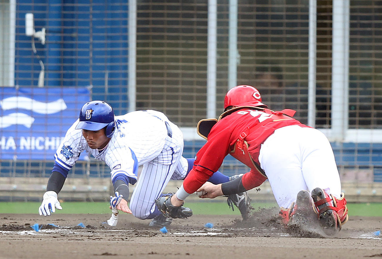 DeNA対広島　1回裏DeNA無死一、三塁、梶原の投ゴロの間に、会沢（右）をかわし、生還する桑原（撮影・狩俣裕三）