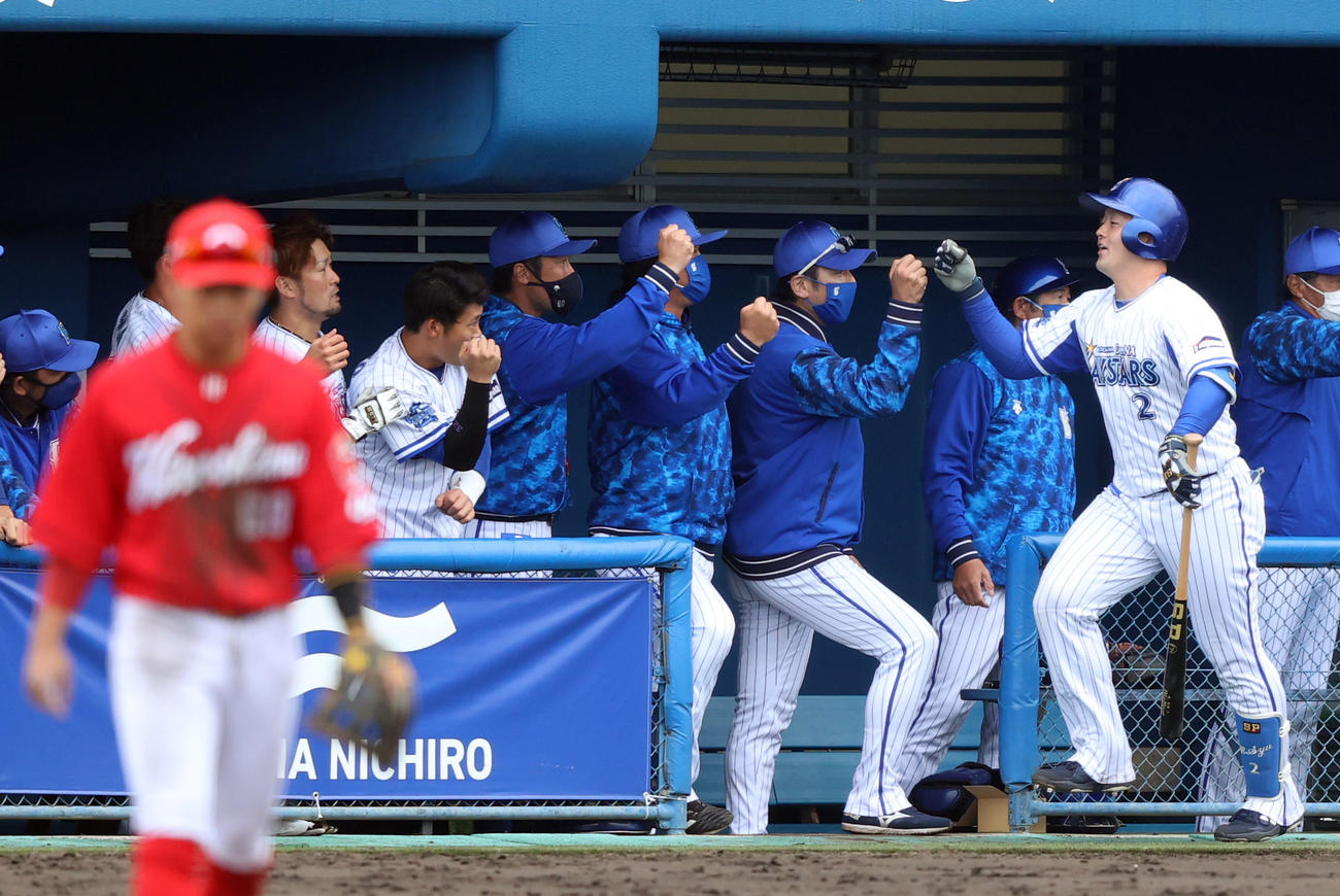 DeNA対広島　5回裏DeNA無死一、二塁、3点本塁打を放ち、三浦監督（右から2人目）とタッチを交わす牧（撮影・狩俣裕三）