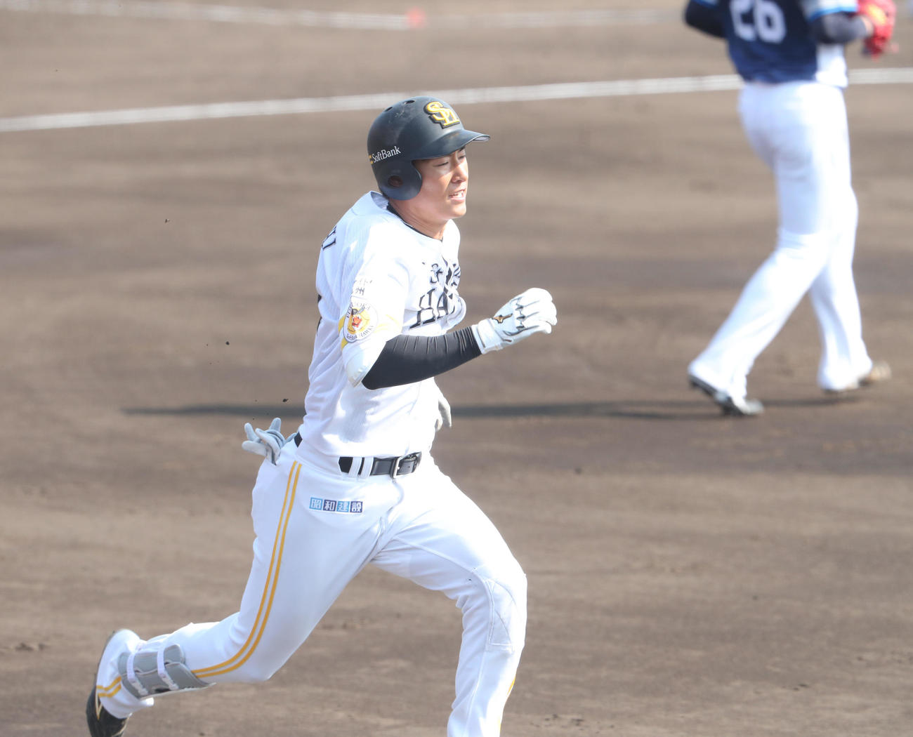 ソフトバンク対西武　4回裏ソフトバンク1死三塁、上林誠知は先制適時打となる内野安打を放つ（撮影・梅根麻紀）