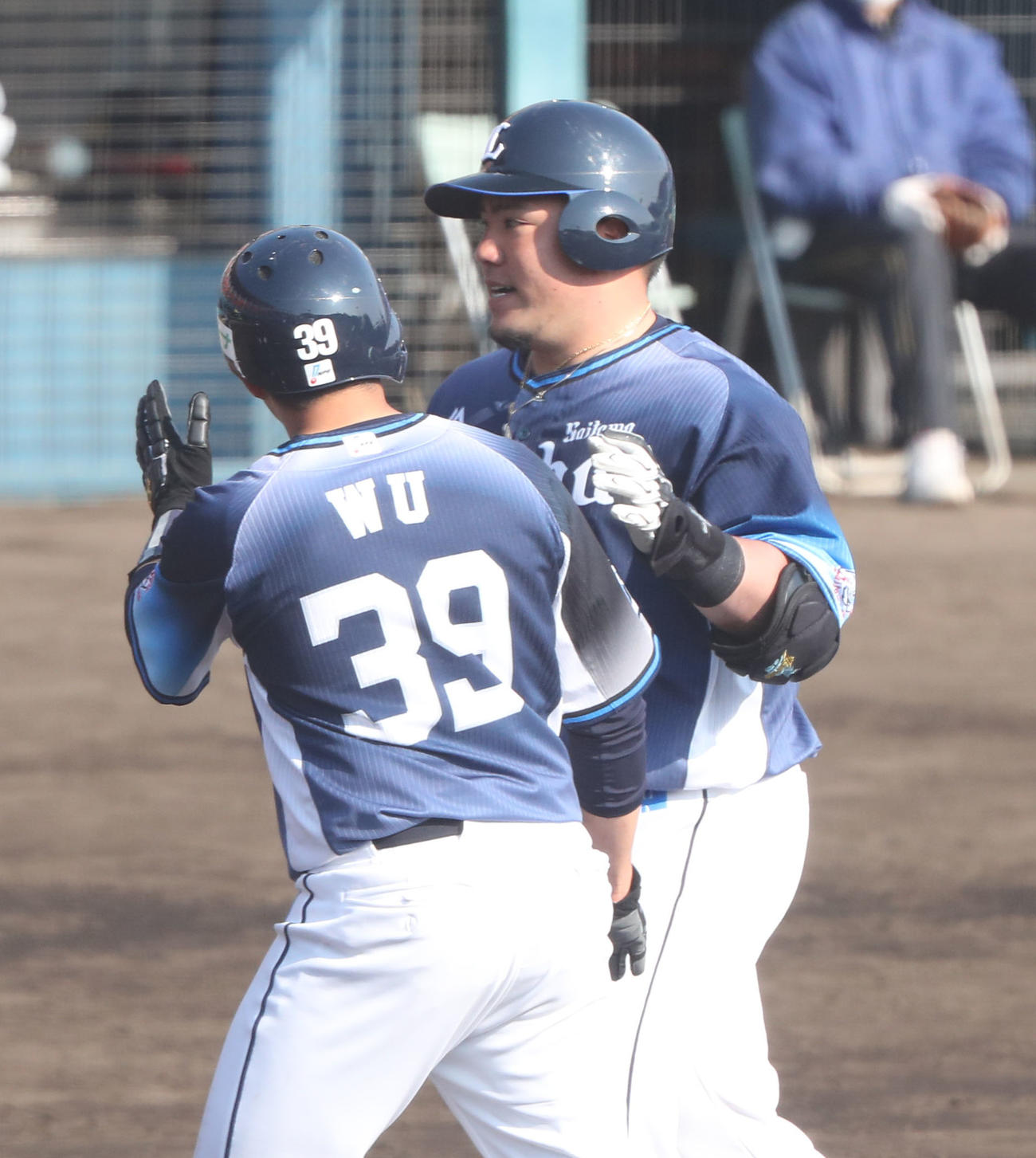 ソフトバンク対西武　7回表西武無死一塁、山川穂高は左越えに2点本塁打を放ち笑顔（撮影・梅根麻紀）