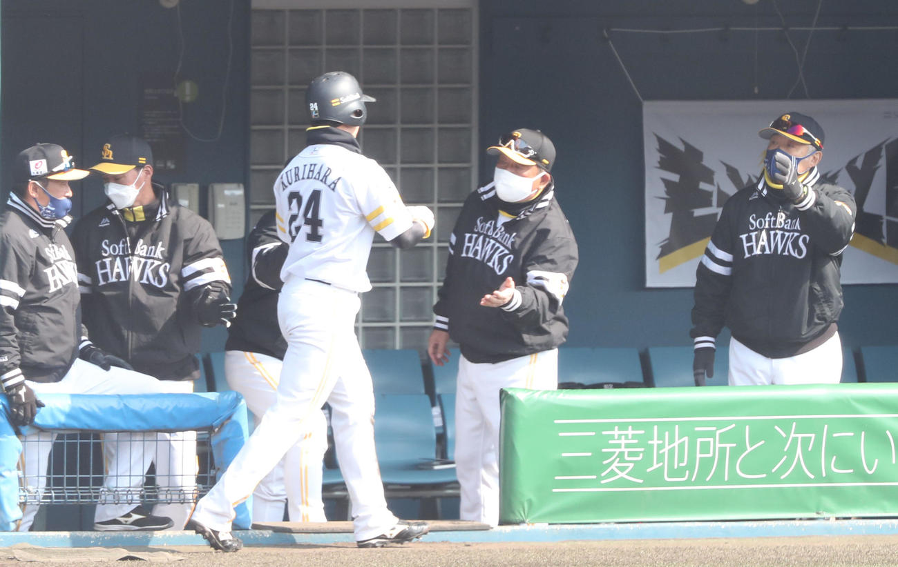 ソフトバンク対西武　4回裏ソフトバンク1死三塁、上林誠知の先制適時打となる内野安打で生還した栗原陵矢は藤本監督に迎えられる（撮影・梅根麻紀）